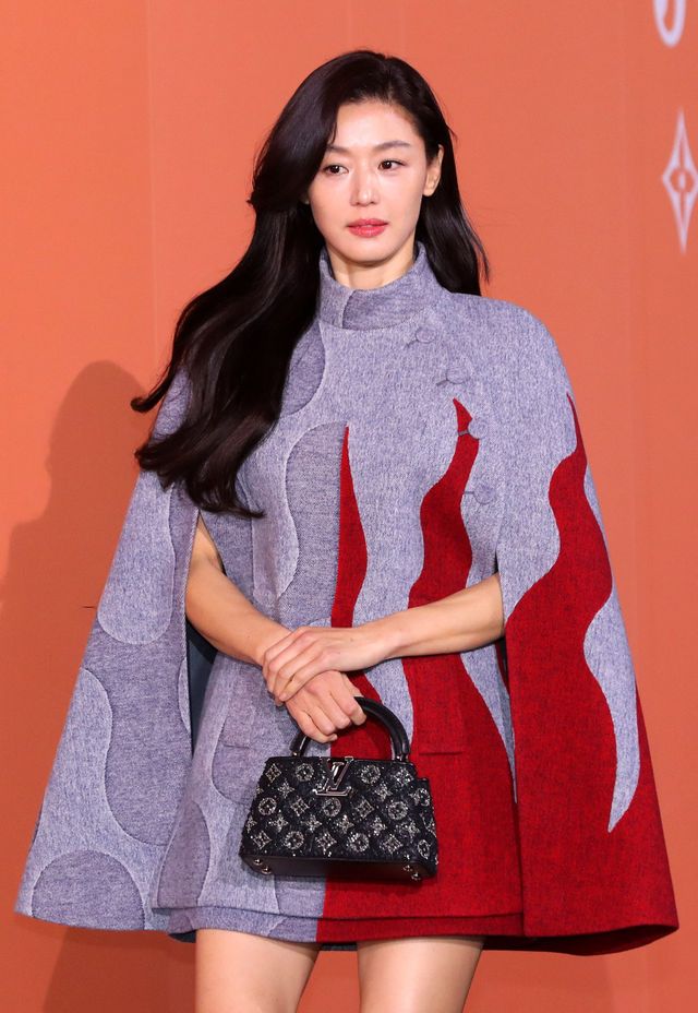 [서울=뉴시스] 김혜진 기자 = 배우 전지현이 3일 오후 서울 중구 신세계백화점에서 열린 루이비통 비저너리 저니 서울 오프닝 이벤트에서 포즈를 취하고 있다. 2025.12.03. jini@newsis.com