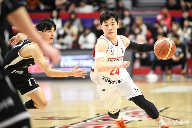 정관장 문유현이 21일 수원KT소닉붐아레나에서 열린 KT전 도중 돌파를 시도하고 있다. 사진제공｜KBL