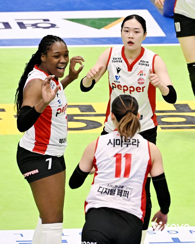 페퍼저축은행 조이(왼쪽)와 동료들이 21일 현대건설과 원정경기 도중 득점한 뒤 기뻐하고 있다. 사진제공｜KOVO