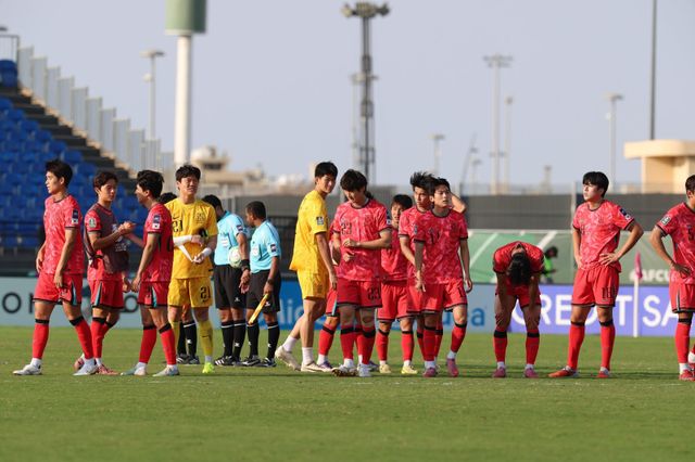 U-23 대표팀 선수들이 20일(한국시간) 사우디 제다에서 열린 AFC U-23 아시안컵 준결승에서 일본에 패한 뒤 침통해하고 있다. 사진제공｜대한축구협회