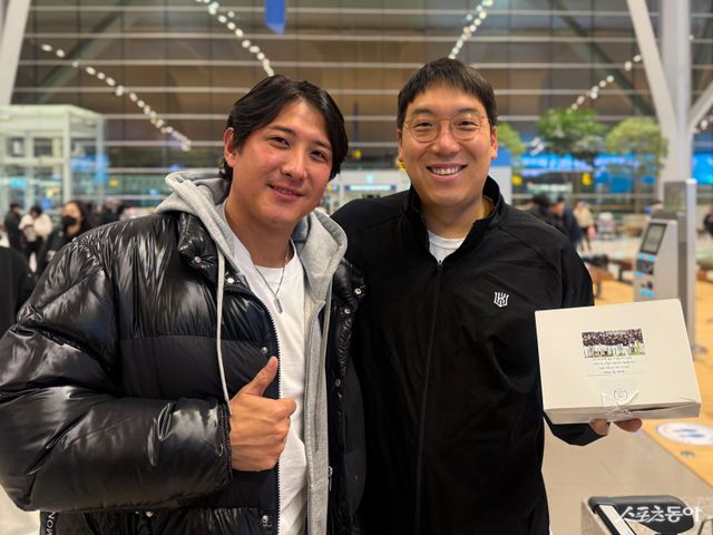 지난달 은퇴를 선언한 황재균(왼쪽)이 21일 인천국제공항을 찾아 KT의 동료들을 직접 배웅했다. 황재균이 준비한 샌드위치 상자를 들고 웃는 김현수. 사진제공｜KT 위즈