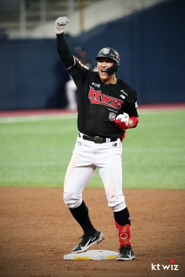 KT 황재균이 2021년 11월 18일 고척스카이돔에서 열린 두산과 한국시리즈 4차전 2회초 1타점 적시 2루타를 친 뒤 포효하고 있다. 사진제공｜KT 위즈