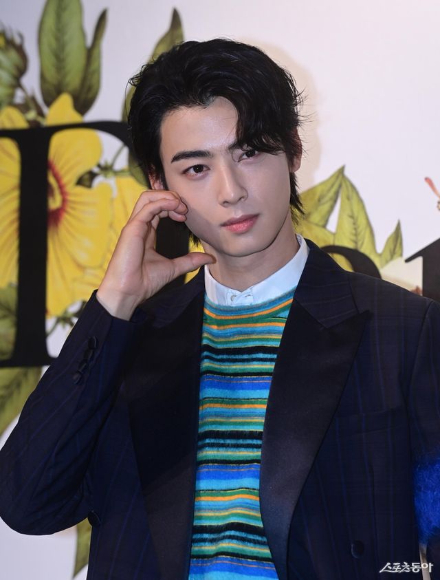 아스트로 차은우가 13일 서울 성동구 성수동 한 스튜디오에서 열린 프랑스 패션 브랜드의 팝업스토어 오픈 포토월에서 포즈를 취하고 있다. 주현희 기자 teth1147@donga.com