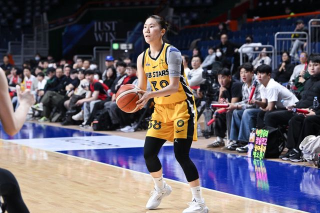 김완수 KB스타즈 감독은 나윤정(사진)이 하루빨리 반등해 외곽에서 활력을 불어넣길 바라고 있다. 사진제공｜WKBL