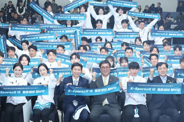 이수경 선수단장, 쇼트트랙 최민정, 유승민 대한체육회장, 최휘영 문화체육관광부 장관, 스피드스케이팅 정재원(왼쪽부터) 등 대한민국 선수단이 22일 송파구 올림픽파크텔에서 열린 선수단 결단식에서 파이팅을 외치고 있다. 서울ㅣ뉴시스