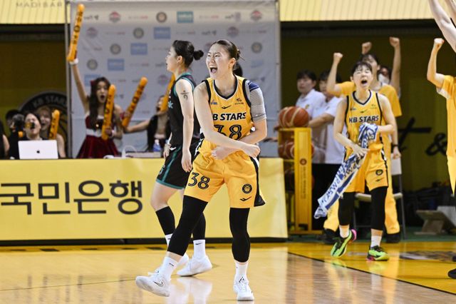 김완수 KB스타즈 감독은 나윤정(38번)이 하루빨리 반등해 외곽에서 활력을 불어넣길 바라고 있다. 사진제공｜WKBL