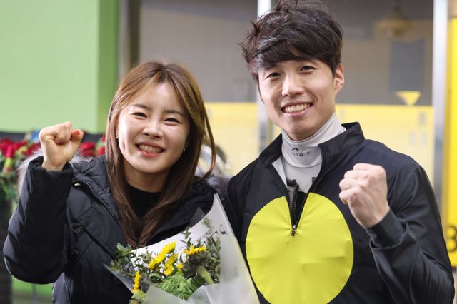 김혜선 조교사(왼쪽)와 첫 승을 합작한 남편 박재이 기수.