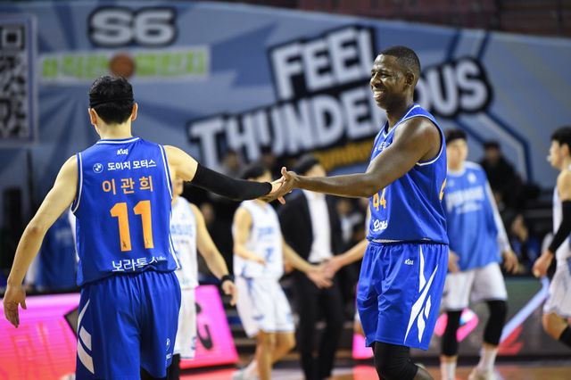 삼성 이관희(왼쪽)와 앤드류 니콜슨이 22일 잠실체육관서 열린 ‘2025~2026 LG전자 프로농구’ 4라운드 가스공사와 홈경기서 팀 득점이 나온 뒤 함께 기뻐하는 모습. 사진제공｜KBL