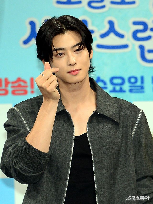 11일 서울 상암동 MBC 골든마우스홀에서 열린 MBC 수요드라마 ‘오늘도 사랑스럽개’ 제작발표회에 참석한 배우 차은우가 카메라를 향해 포즈를 취하고 있다. 김민성 기자 marineboy@donga.com