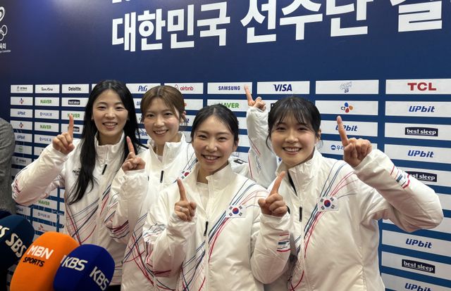여자컬링대표팀 김민지, 설예지, 김수지, 설예은(왼쪽부터)이 22일 올림픽파크텔에서 열린 선수단 결단식에서 선전을 다짐했다. 강산 기자 posterboy@donga.com
