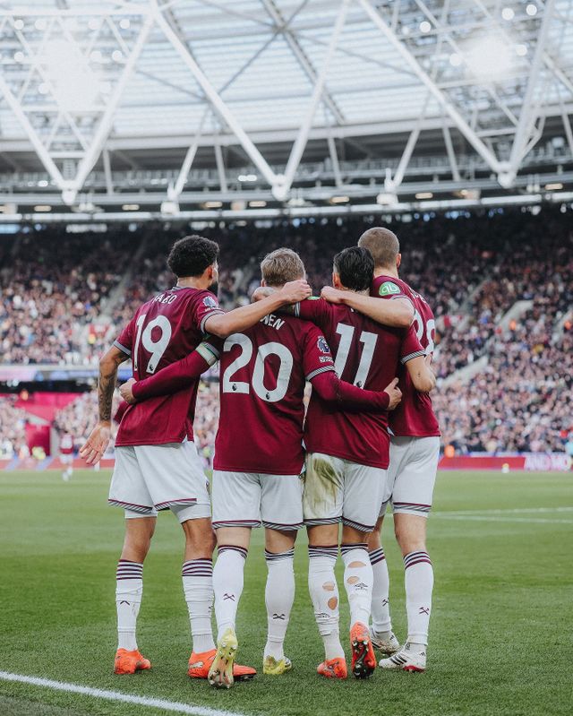 웨스트햄 선수들이 24일(한국시간) 선덜랜드와 홈경기 도중 득점한 뒤 한데 모여 기뻐하고 있다. 사진출처｜웨스트햄 페이스북