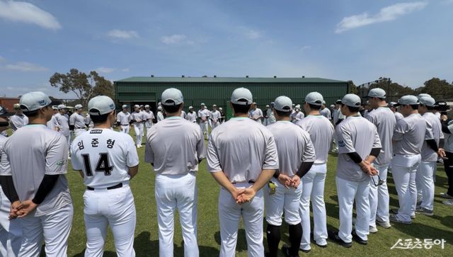 KT 선수들이 25일 호주 질롱 베이스볼 센터에서 열린 1차 스프링캠프를 앞두고 선수단 미팅을 진행하고 있다. 사진제공｜KT 위즈