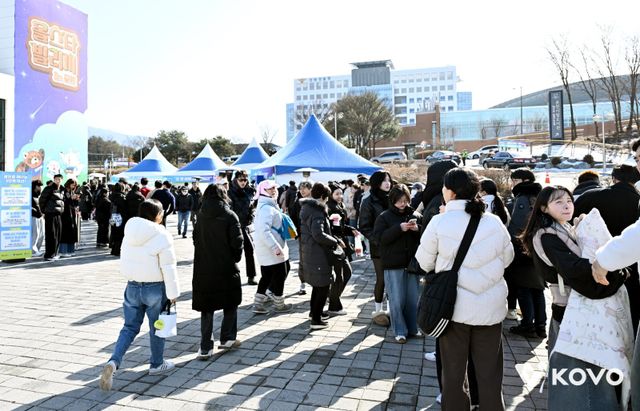 배구 팬들이 V리그 올스타전이 열린 25일 호반체육관 앞에서 이벤트를 참여하기 위해 줄을 서고 기다리고 있다. 사진제공｜KOVO