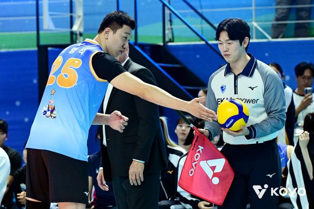 한국전력 신영석(왼쪽)이 25일 호반체육관에서 열린 V리그 올스타전 도중 심판에게 가볍게 항의하고 있다. 사진제공｜KOVO