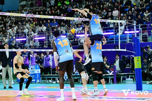 K-스타 팀의 김진영(10번)이 25일 호반체육관서 열린 V리그 올스타전 도중 신영석(25번)의 목마를 타고 블로킹하고 있다. 사진제공｜KOVO