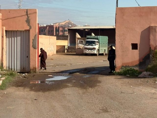 글로벌 스포츠 매체 디애슬레틱은 25일(한국시간) 모로코의 개 도살 현황을 보고했다. 디애슬레틱은 “모로코 마라케시 외곽에 고급 호텔과 밤문화로 유명한 겔리즈 지구에서 불과 몇 킬로미터 떨어진 곳에 분홍빛 담장으로 둘러싸인 한 도살장이 있다”고 보도했다. 사진출처｜디애슬레틱