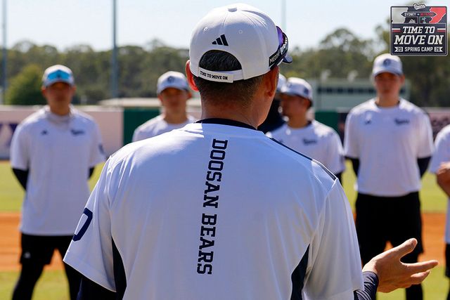 두산 김원형 감독이 25일 호수 시드니 블랙타운야구장에서 선수들에게 훈련 방향을 설명하고 있다. 가진제공