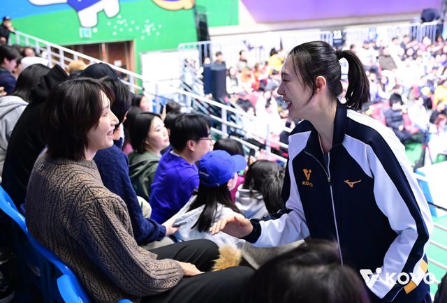김연경(왼쪽)이 25일 호반체육관서 열린 V리그 올스타전 직전 현대건설 양효진과 대화하고 있다. 사진제공｜KOVO