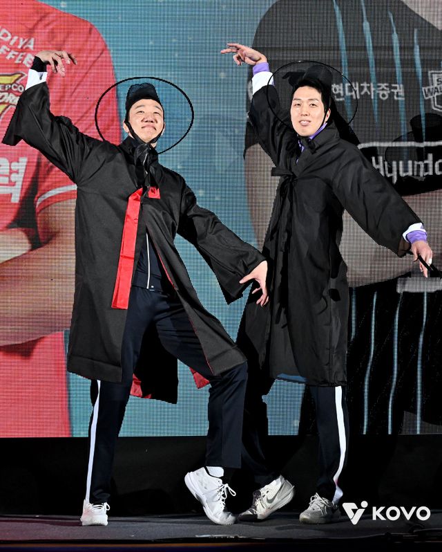 한국전력 신영석(왼쪽)이 25일 호반체육관에서 열린 V리그 올스타전에서 현대캐피탈 최민호와 함께 ‘케이팝 데몬 헌터스’의 검정 한복을 입고 등장하고 있다. 사진제공｜KOVO