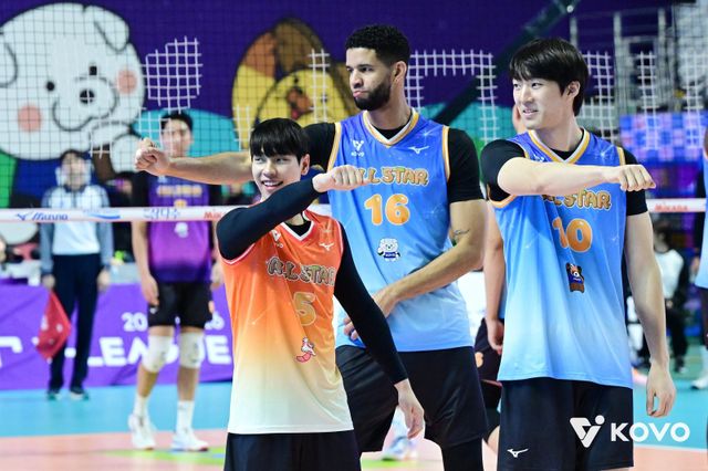 K-스타 팀의 박경민, 레오, 김진영(왼쪽부터)이 25일 호반체육관서 열린 V리그 올스타전 도중 득점한 뒤 댄스 세리머니를 하고 있다. 사진제공｜KOVO