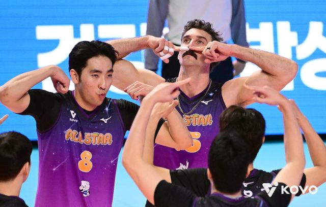 V-스타 팀의 차지환(왼쪽)과 러셀(가운데)이 25일 호반체육관서 열린 V리그 올스타전 도중 득점한 뒤 세리머니를 하고 있다. 사진제공｜KOVO