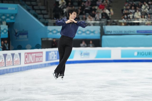 차준환이 25일 중국&nbsp;베이징에서 막을 내린&nbsp;피겨스케이팅 사대륙선수권대회 남자 싱글에서 은메달을 따내며 밀라노올림픽을 향한 기대를 키웠다. 24일 쇼트프로그램에서 연기를 펼치는 차준환.&nbsp;베이징｜신화뉴시스