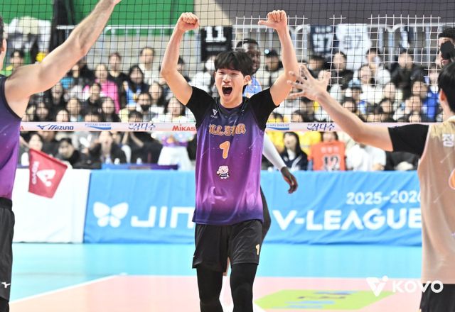 김우진이 25일 호반체육관에서 열린 V리그 올스타전 도중 득점한 뒤 기뻐하고 있다. 사진제공｜KOVO