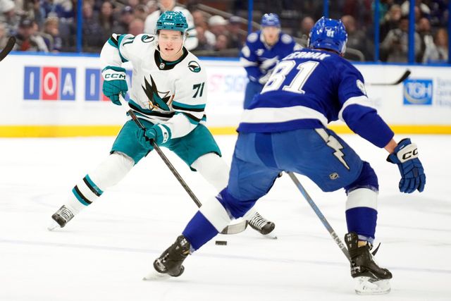 산호세의 맥클린 셀레브리니(왼쪽)가 21일(한국시간) 벤치마크 인터내셔널 아레나에서 열린 탬파베이전 도중 드리블하고 있다. 탬파｜AP뉴시스