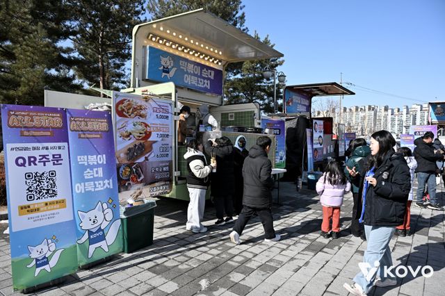 V리그 올스타전이 열린 25일 호반체육관 앞에 늘어선 푸드트럭 행렬. 사진제공｜KOVO