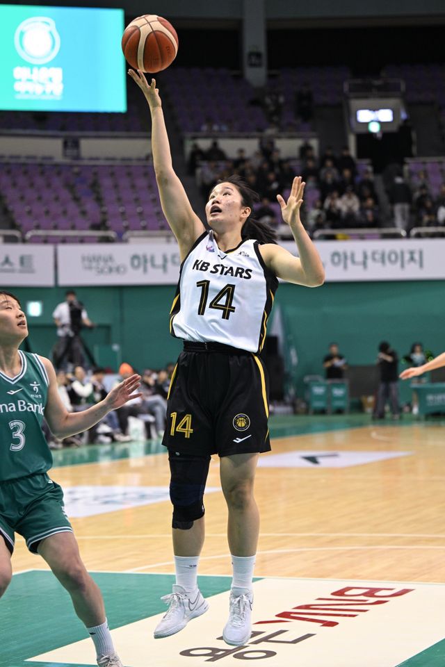 KB스타즈 송윤하가 25일 부천체육관서 열린 ‘BNK금융 2025~2026 여자프로농구’ 정규리그 4라운드 하나은행과 원정경기서 골밑 슛을 시도하고 있다. 송윤하는 20득점 활약으로 팀의 87-75 승리를 이끌었다. 사진제공｜WKBL