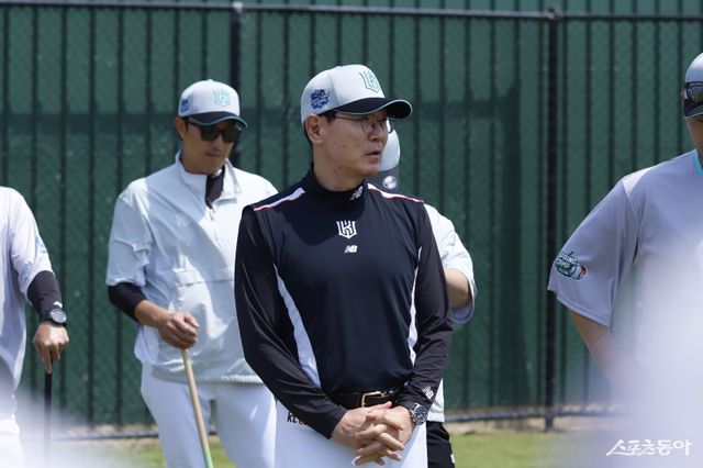 이강철 KT 감독이 25일 호주 질롱 베이스볼 센터에서 열린 1차 스프링캠프를 앞두고 선수단 미팅을 진행하고 있다. 사진제공｜KT 위즈