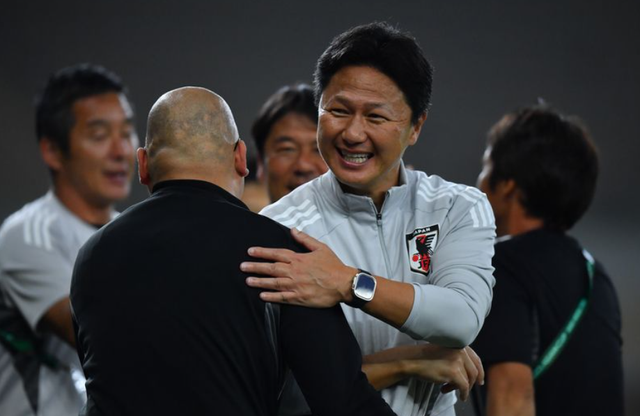 오이와 일본 U-23 대표팀 감독이 25일(한국시간) 사우디아라비아 제다서 열린 중국과 U-23 아시안컵 결승서 4-0으로 승리한 뒤 우승을 자축하고 있다. 사진출처│AFC 홈페이지