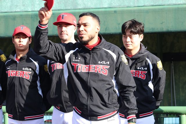 KIA 외국인 타자 해럴드 카스트로(왼쪽 세 번째)는 다가올 시즌 4번타자를 맡을 전망이다. 콘택트 능력과 펀치력 모두를 겸비해 많은 기대를 받고 있다. 사진제공｜KIA 타이거즈