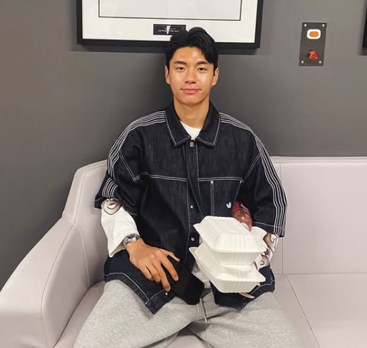 전진우는 26일 온라인으로 열린 옥스포드 입단 기자회견서 평생의 꿈인 유럽진출을 이뤘지만 팀의 잔류를 이끌고 더 높은 곳을 바라보겠다고 다짐했다. 사진출처│옥스포드 유나이티드 인스타그램