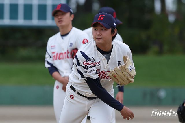아내와 불화 논란에 휩싸인 롯데 정철원이 말을 아낀 채 스프링캠프지로 떠났다. 사진제공｜롯데 자이언츠