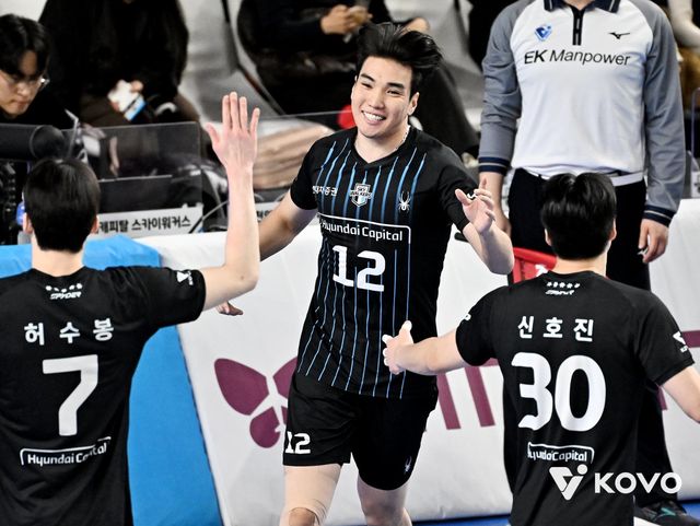 현대캐피탈은 후반기에도 바야르사이한(가운데)과 신호진(오른쪽)의 포지션을 각각 미들블로커와 아포짓 스파이커로 고정해 화력을 극대화 할 계획이다. 사진제공│KOVO