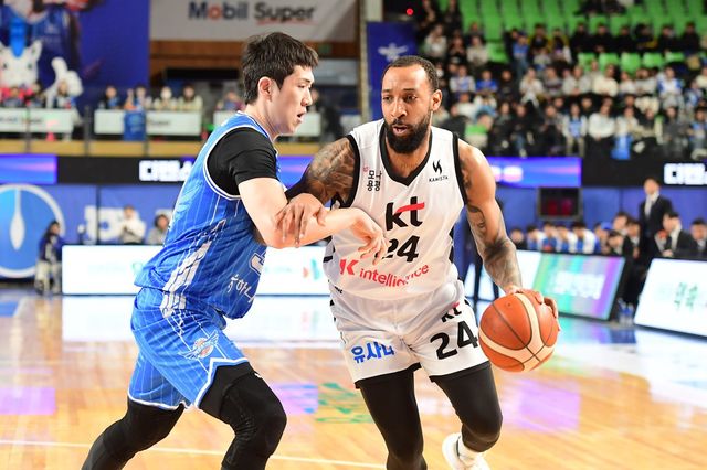 KT 데릭 윌리엄스(오른쪽)가 26일 대구체육관에서 열린 가스공사전에서 김준일의 수비를 뚫고 돌파를 시도하고 있다. 사진제공｜KBL