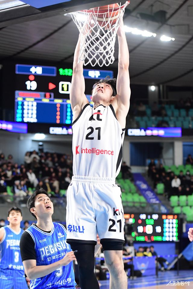 KT 이두원이 26일 대구체육관에서 열린 가스공사전에서 덩크슛을 성공하고 있다. 사진제공｜KBL