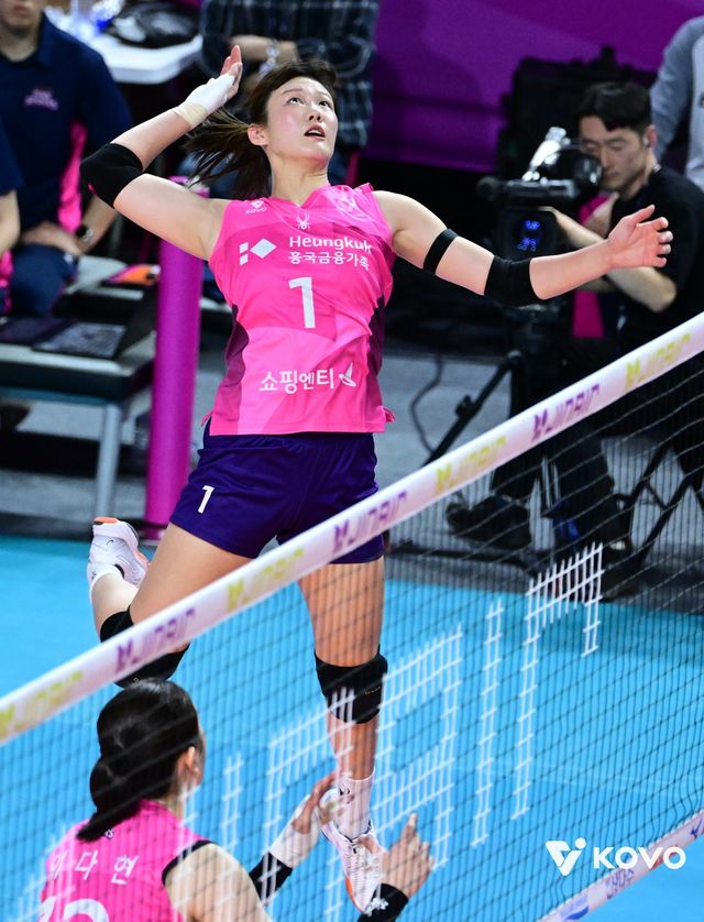 흥국생명은 김다은(뒤)의 성장에 힘입어 김연경의 은퇴에 따른 화력약화를 극복했다. 사진제공│KOVO