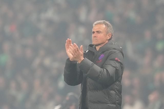 PSG가 루이스 엔리케 감독(사진)과 계약 연장을 놓고 최근 협상 테이블을 차렸다. AP뉴시스