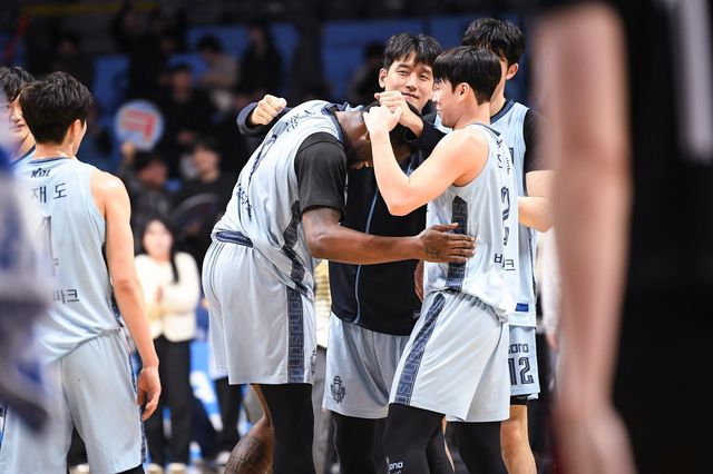 소노 제일린 존슨(왼쪽 첫 번째)은 27일 고양서 열린 현대모비스와 홈경기서 고별전을 치렀다. 그는 7점·3리바운드를 기록하며 팀 승리에 보탬이 됐다. 사진제공｜KBL