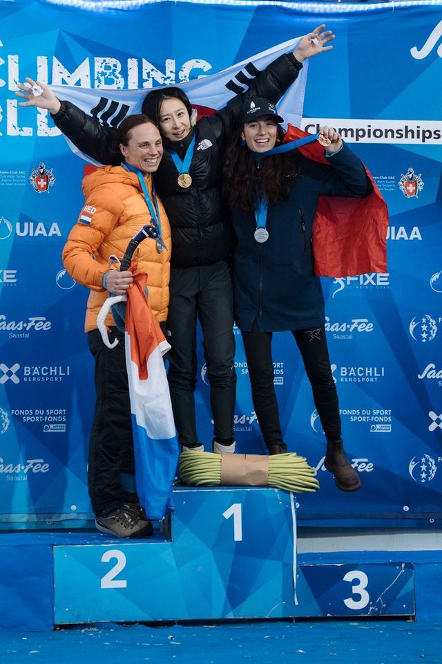 ‘2026 사스페 아이스클라이밍 월드컵’ 여자 리드 부문에서 우승한 노스페이스 애슬리트팀 신운선(가운데)이 시상식에서 기념 촬영을 하고 있다.&nbsp; 사진제공 ｜ 노스페이스