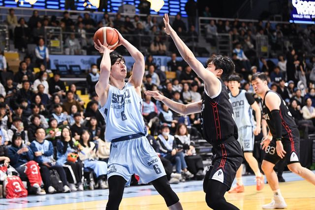 소노 이정현(왼쪽)이 27일 고양서 열린 현대모비스와 홈경기서 상대 수비를 피해 슛을 시도하고 있다. 그는 23점·6리바운드로 활약하며 단독 7위 도약에 힘을 보탰다. 사진제공｜KBL