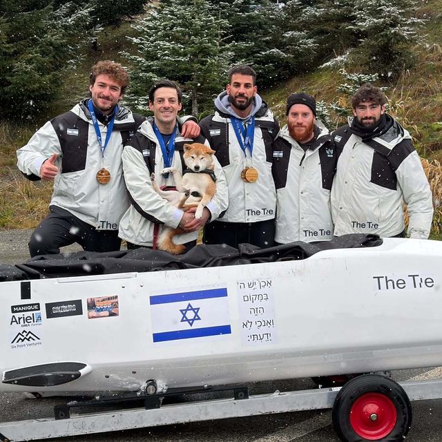 이스라엘 봅슬레이 대표팀이 사상 첫 올림픽 출전을 확정했다. 파일럿이자 주장 애덤 에델먼(왼쪽 2번째)와 선수들이 썰매를 앞에 두고 기념 촬영하고 있다. 사진출처｜애덤 에델먼 인스타그램 캡처