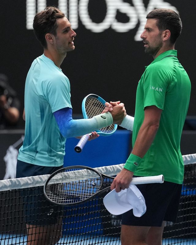 노박 조코비치(오른쪽)가 28일(한국시간) 호주 멜버른에서 열린 2026 호주오픈 테니스 대회 남자 단식 8강전에서 로렌초 무세티를 상대로 기권승을 거둔 뒤 무세티와 인사를 나누고 있다. 멜버른｜AP뉴시스