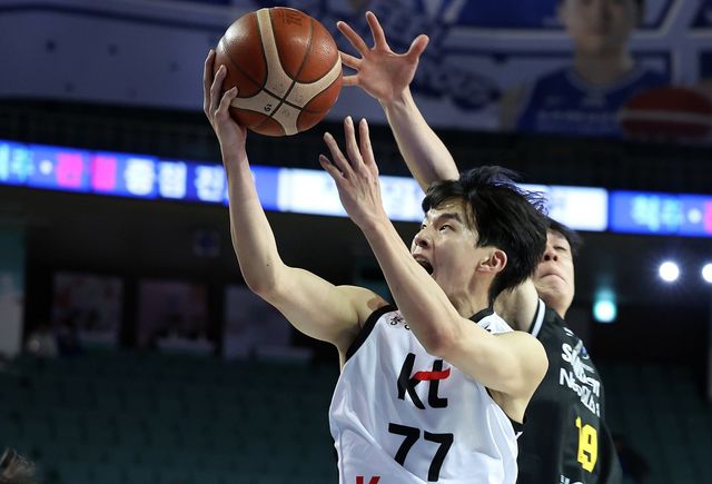 KT 강성욱은 이번 시즌 입단한 신인 선수 중 유일하게 두 자릿수 득점을 기록 중이다. 그의 활약은 기존 선수들에게도 자극제가 된다는 게 문경은 감독의 평가다. 뉴시스