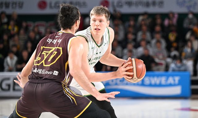 DB 헨리 엘런슨(오른쪽)은 28일 창원서 열린 LG와 원정경기서 23점·11리바운드로 활약하며 선두 경쟁의 발판을 만들었다. 사진제공｜KBL