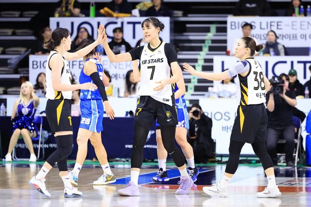 KB스타즈 박지수가 28일 아산 이순신체육관서 열린 우리은행전에서 동료들과 하이파이브를 하고 있다. 사진제공｜WKBL