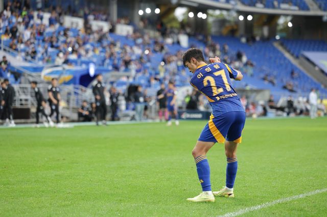 ‘골프 세리머니’ 여파로 울산과 재계약에 실패한 이청용이 축구인생의 중대한 기로에 섰다. 사진제공｜한국프로축구연맹