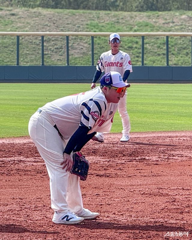 롯데 한동희가 27일 대만 타이난 아시아-태평양국제야구훈련센터에서 열린 스프링캠프 도중 내야 수비 훈련을 소화하고 있다. 사진제공｜롯데 자이언츠